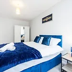 The Blue Hideaway - Spacious Battersea House With Private Garden
