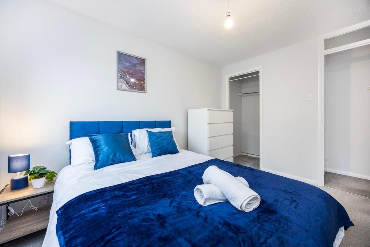 The Blue Hideaway - Spacious Battersea House With Private Garden