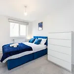 The Blue Hideaway - Spacious Battersea House With Private Garden