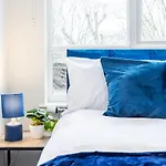 The Blue Hideaway - Spacious Battersea House With Private Garden