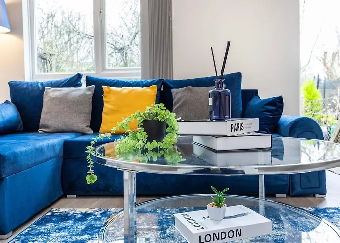 The Blue Hideaway - Spacious Battersea House With Private Garden