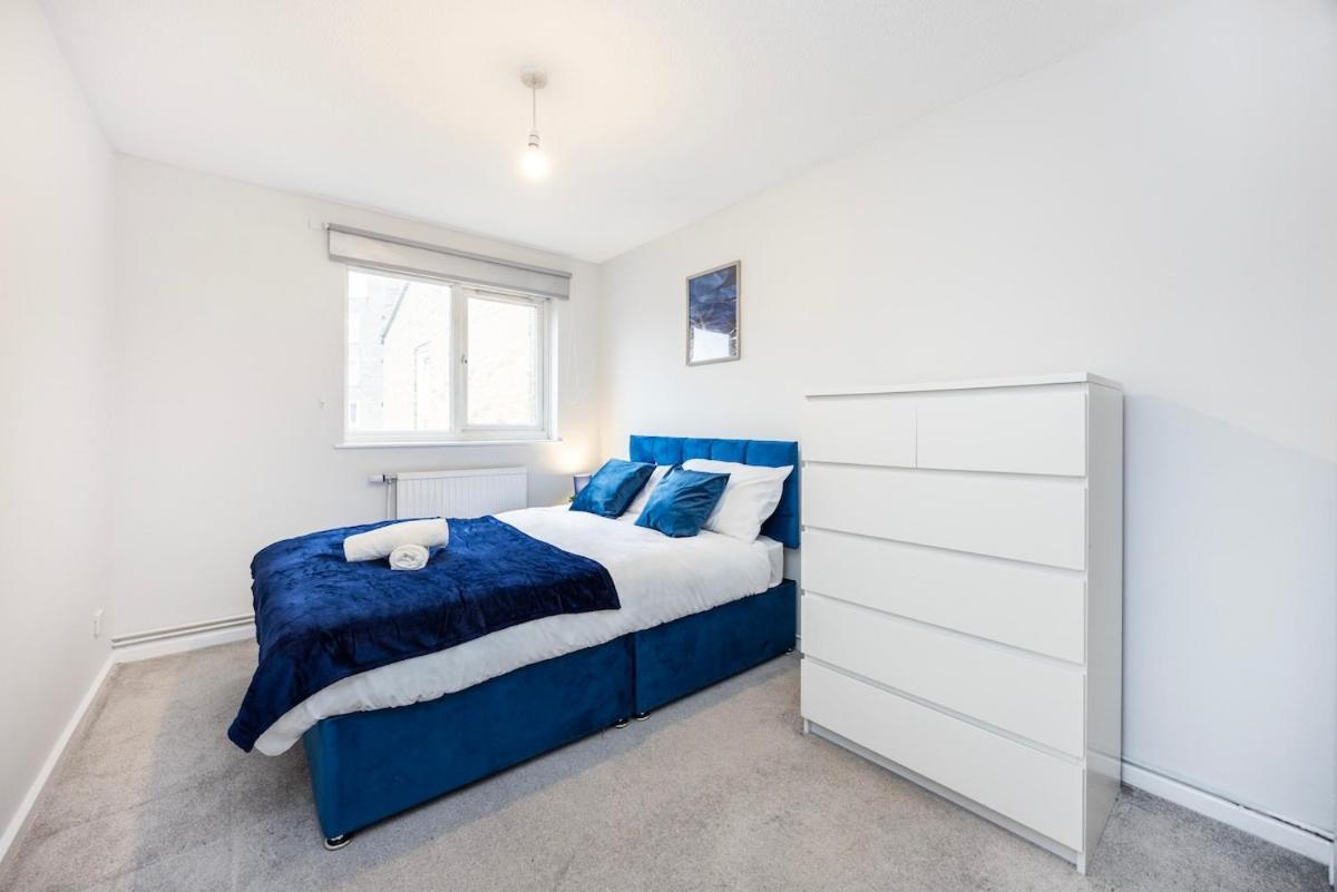 The Blue Hideaway - Spacious Battersea House With Private Garden