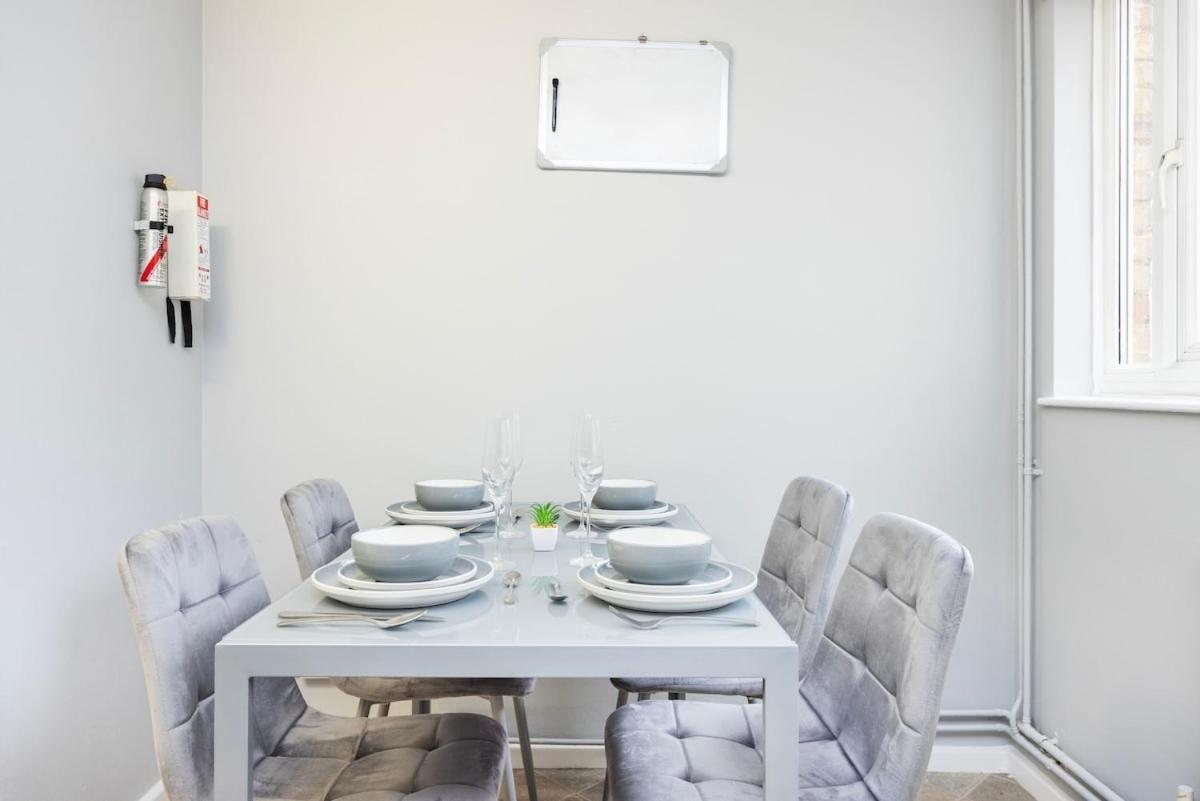 The Blue Hideaway - Spacious Battersea House With Private Garden Appartamento Londra