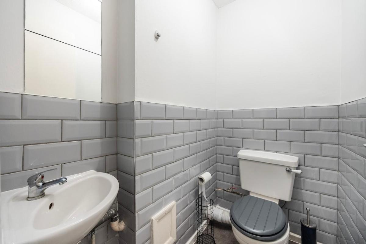 The Blue Hideaway - Spacious Battersea House With Private Garden