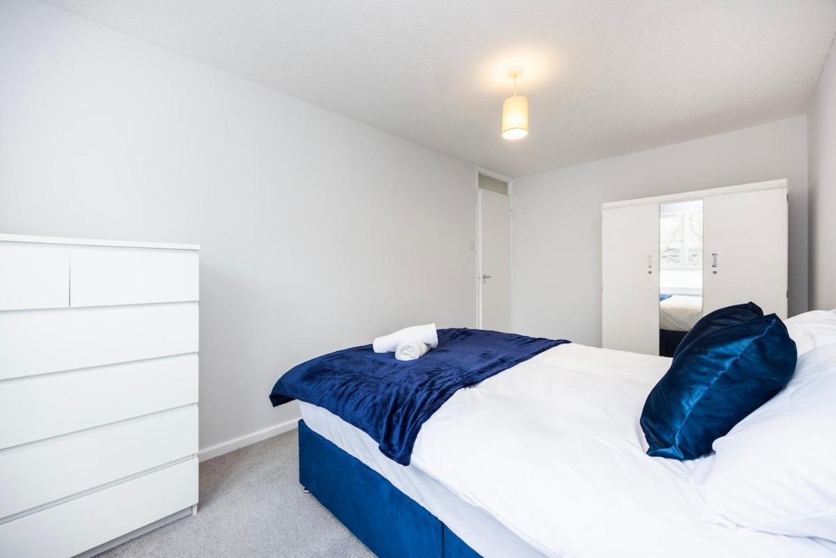 The Blue Hideaway - Spacious Battersea House With Private Garden Londra