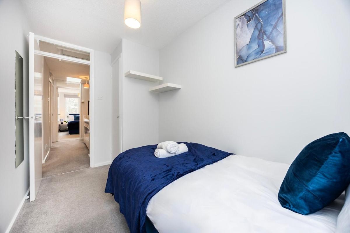 The Blue Hideaway - Spacious Battersea House With Private Garden *